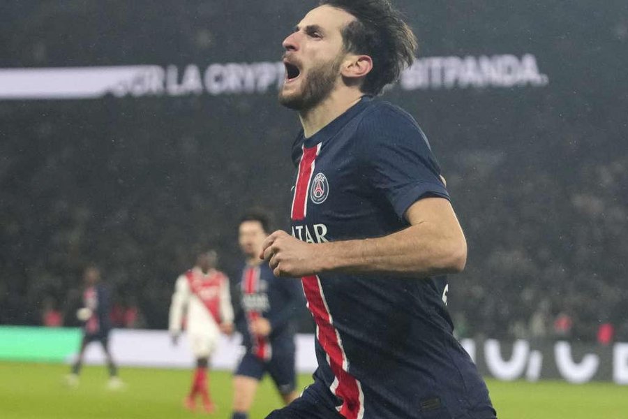 Kvaratskhelia celebrando un gol con el PSG